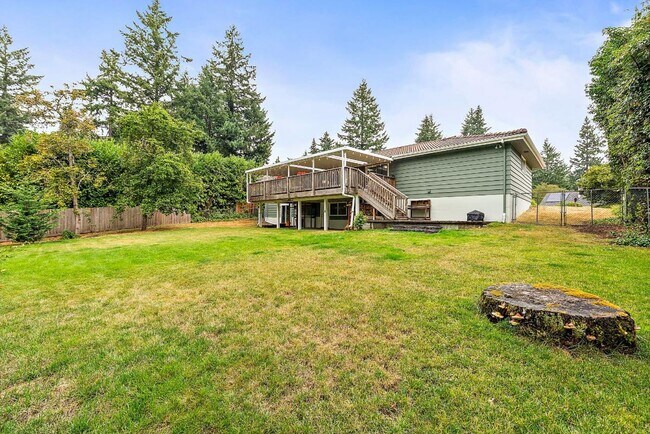 Building Photo - Spacious 4 Bed Lakewood Home w/ 2 Kitchens...