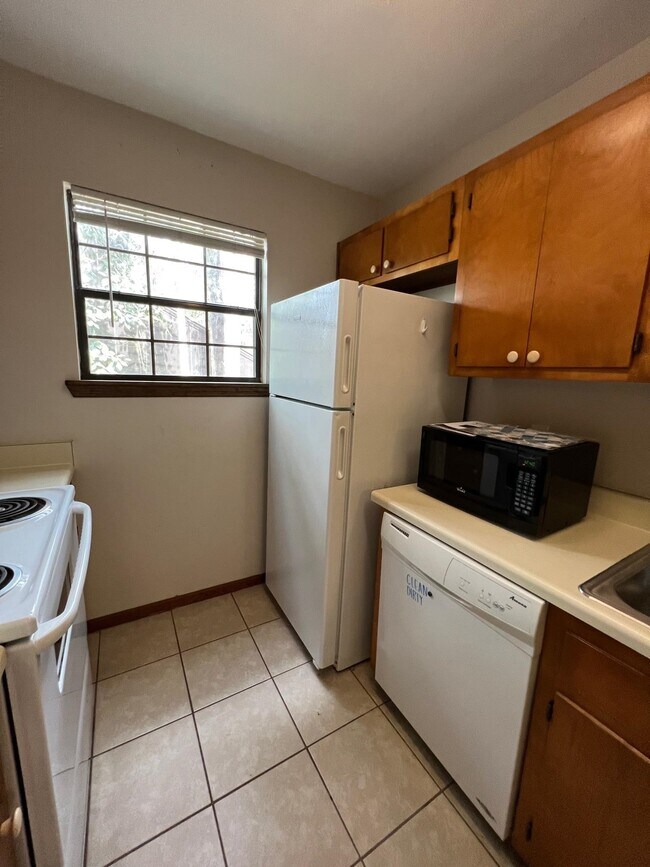 Building Photo - 211 Parkbrook Cir