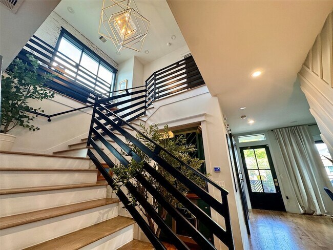 Building Photo - 805 Cordell St