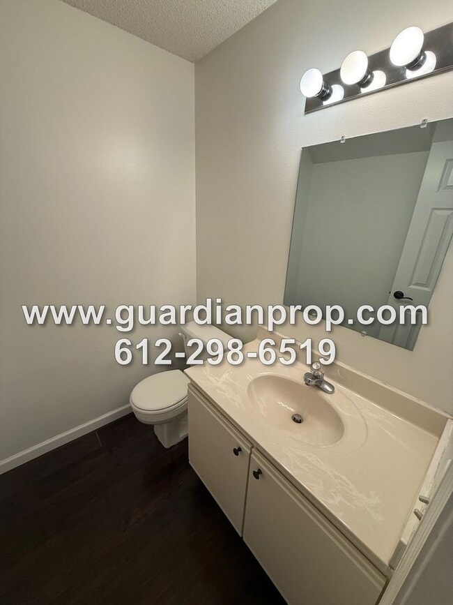 Building Photo - Woodbury Townhouse Available Now, Updated Bath, Open Floor Plan, Loft Area, Fireplace, Attached G...