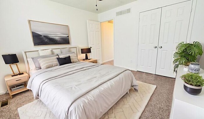 Building Photo - Creekwood Park Townhomes -SPECIAL FALL DEA...