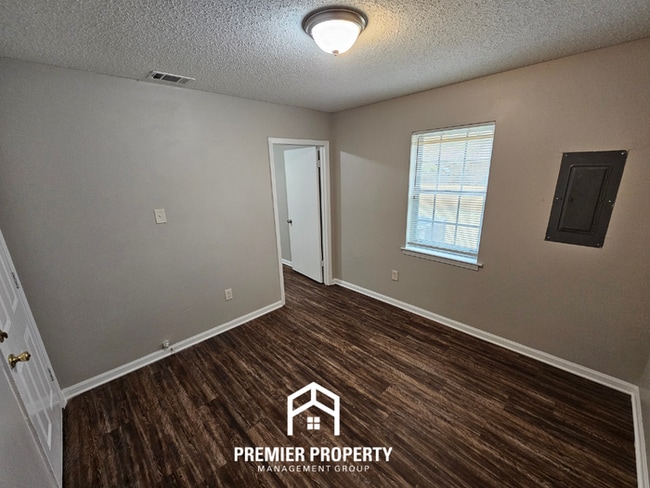 Building Photo - 5740 Fox Bend Ave