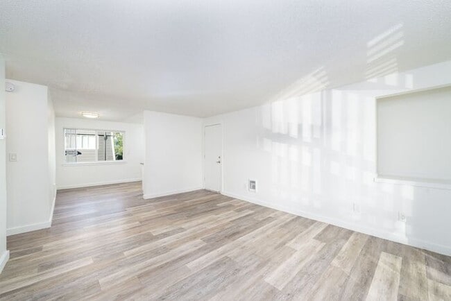 Building Photo - Spacious 2x1 unit with 1st month free! Only $1395