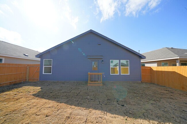 Building Photo - Like-New Home Now Available For Rent in Converse, TX! Realtor Commission offered: $600