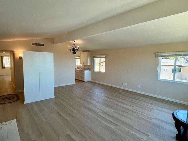 Building Photo - 4 Bedroom 2.5 Bathroom Home, Newly renovat...
