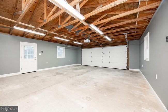 Building Photo - 5816 Upper Ridge Rd