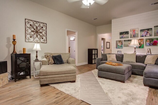 Building Photo - Spacious 4-Bedroom Home Available August 8...