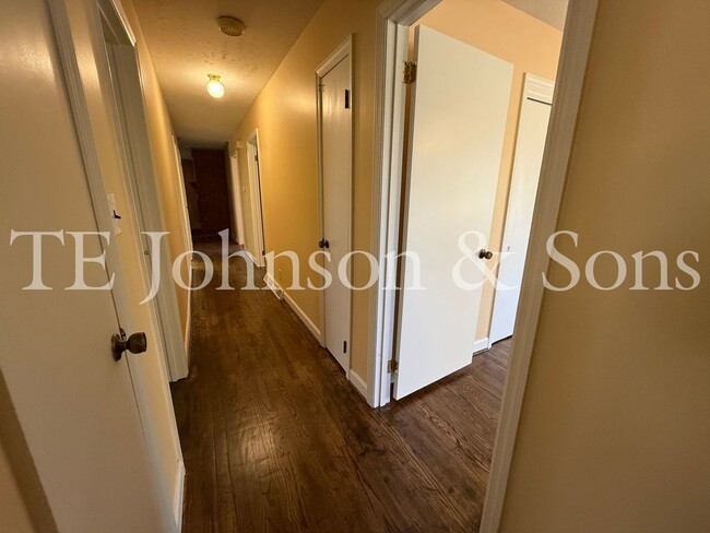 Building Photo - Spacious 4BR Home with Finished Basement, Screened Porch & Garage in Winston-Salem