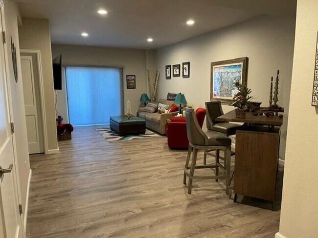 Building Photo - Flying Horse Luxury 4 Bed Townhouse with Mt. Views