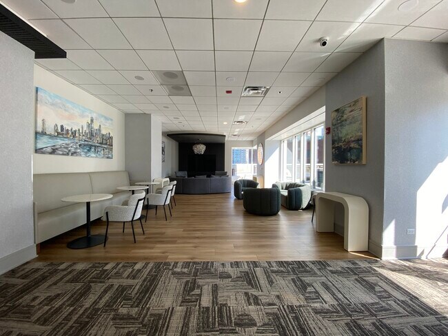 Building Photo - 512 N McClurg Ct