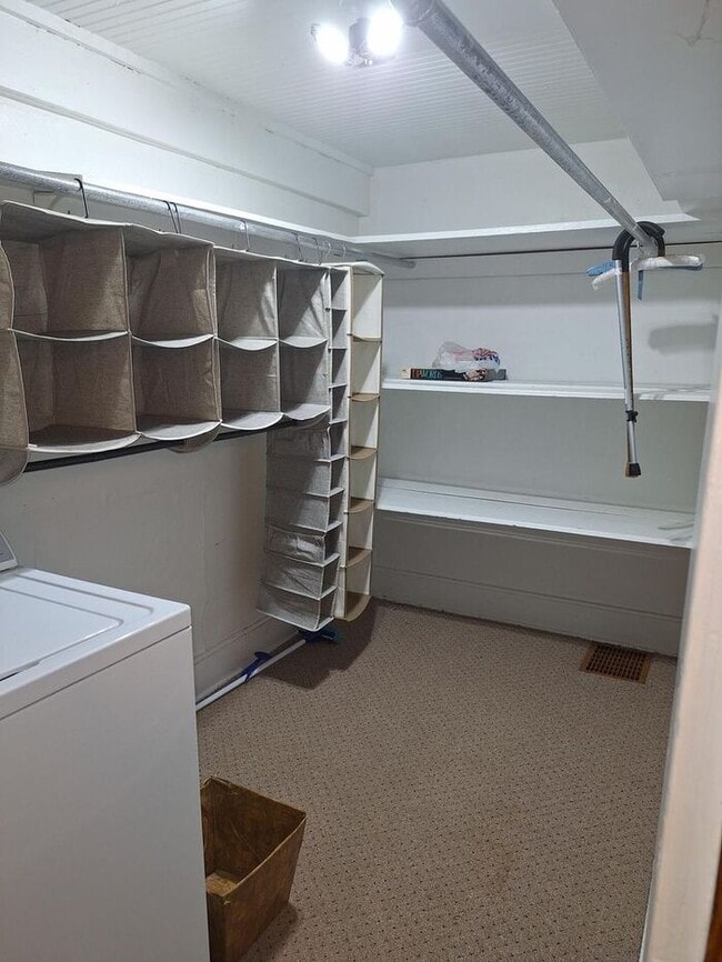 Building Photo - 1 Bedroom House Near Shopping, Parks and Little League Field