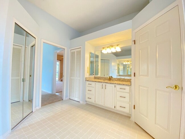 Building Photo - 3708 Molona Dr