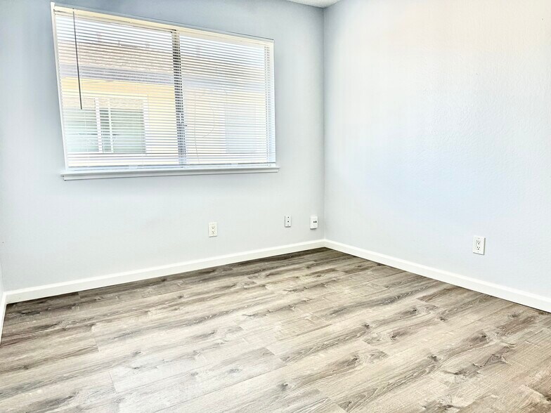 Building Photo - 4549 Greenholme Dr