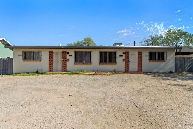 Building Photo - Centrally located - Remodeled Home