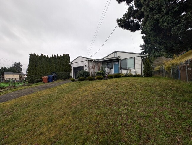 Building Photo - Refreshed 3 Bedroom in Tacoma - HUGE Fenced Yard & Outdoor Space. Available Now!