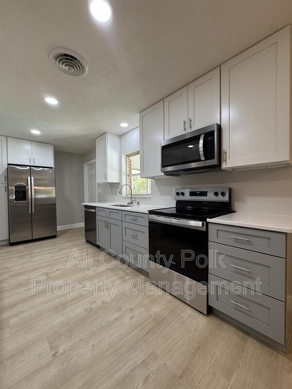 Building Photo - 2255 E Helen Cir