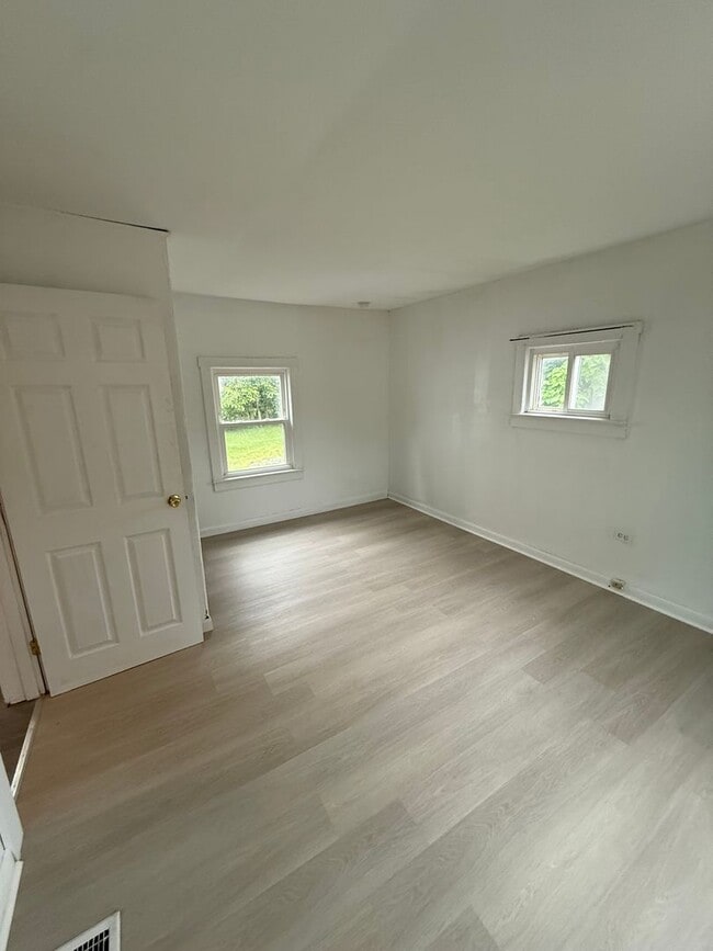 Building Photo - SECTION 8 & EDEN ACCEPTED!! Newly Renovate...