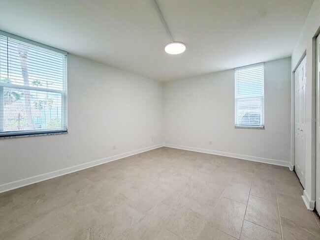 Building Photo - 7625 Sun Island Dr S
