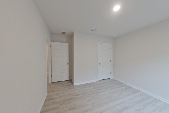 Building Photo - 285 Monarch Ln
