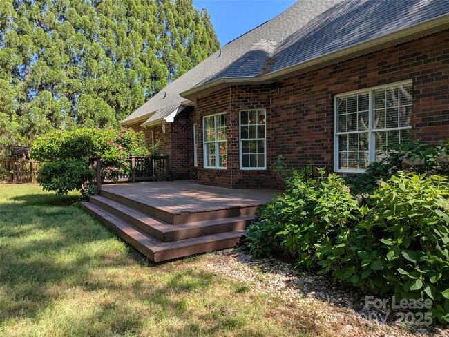 Building Photo - 364 Chuckwood Rd