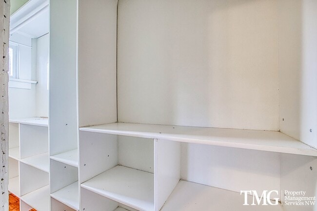 Building Photo - Stunning 4BD Craftsman in Excellent N Port...