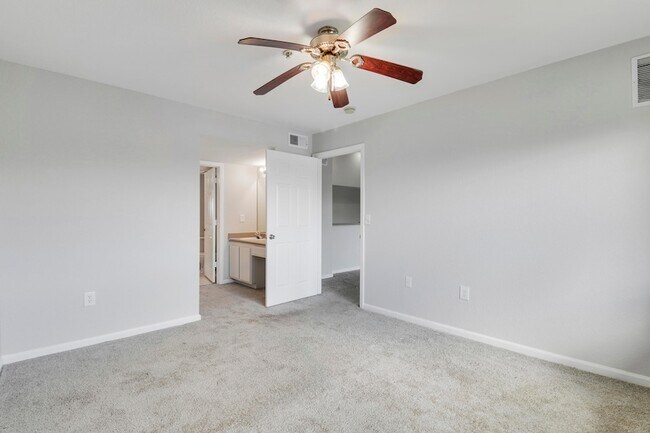 Building Photo - 141 SW Palm Dr