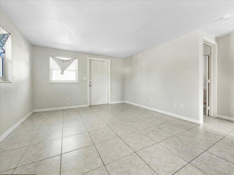 Building Photo - 5406 Sholtz St