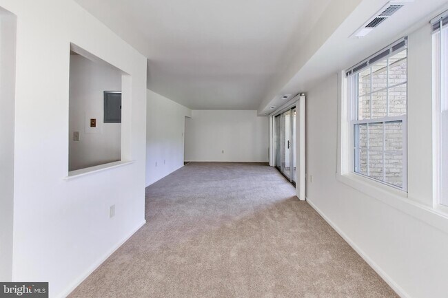 Building Photo - 862 College Pkwy