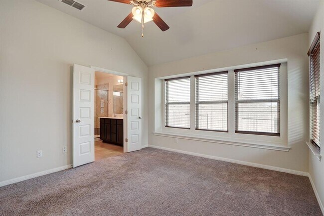 Building Photo - Beautiful 3BR/2BA Home with Island Kitchen...