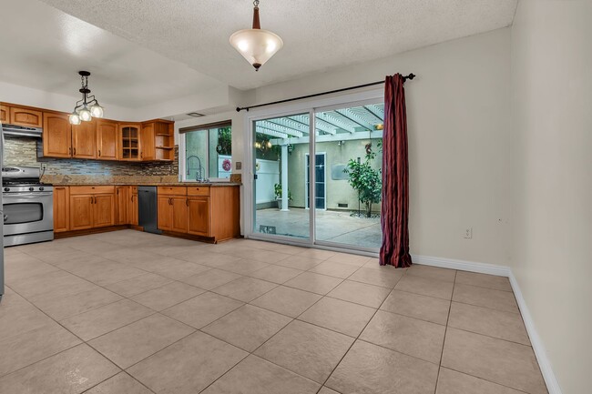 Building Photo - 1428 Camelot Dr