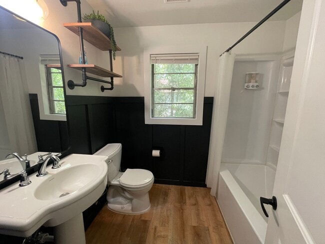 Building Photo - Beautiful 2 Bedroom, 1 Bathroom Apartment ...