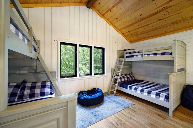 Building Photo - 47 White Pne Rd