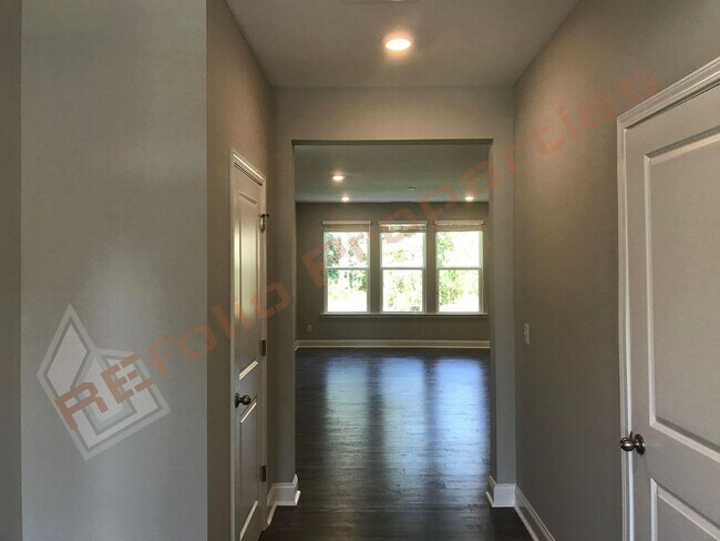 Building Photo - Grand 5 Bedroom 3 Baths House w/1st FL gue...