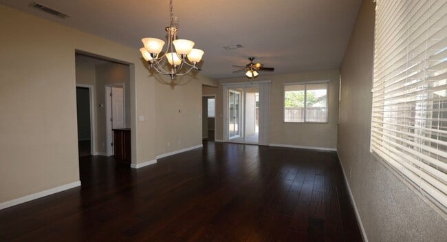 Building Photo - Beautiful 3 bed 2 bath located in Elk Grove!
