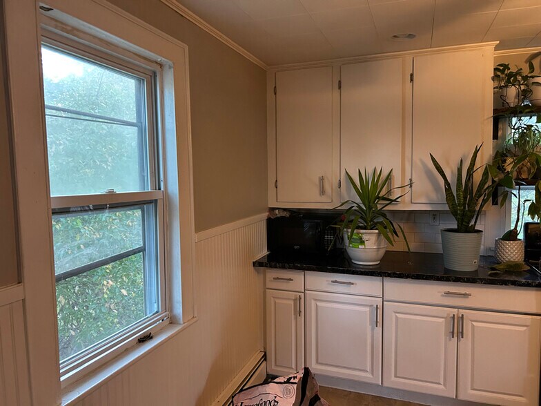 Building Photo - 28 1/2 Grove St