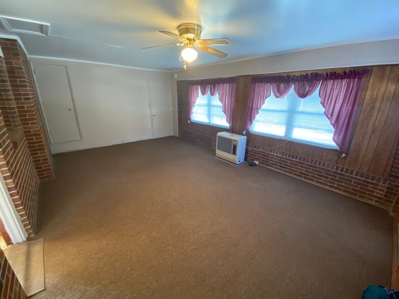 Building Photo - 410 Colonial Ave