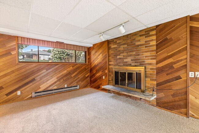 Building Photo - Lower Kennydale - Renton 4-bedroom 2.5 bath.