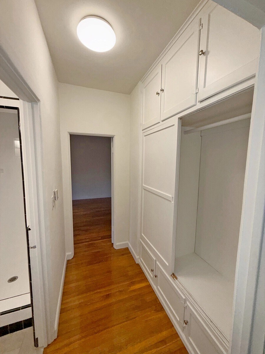 Building Photo - 9120 Beverly Blvd