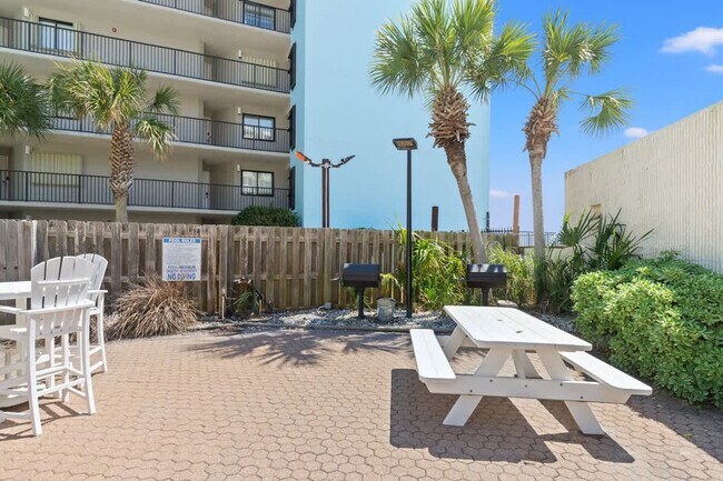 Building Photo - 8817 S Thomas Dr