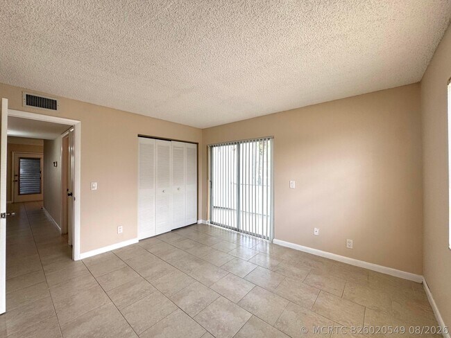 Building Photo - 900 Normandy Ln