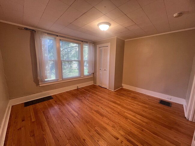 Building Photo - Two Bedroom Duplex - Located just Outside ...