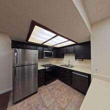 Building Photo - Beautiful 2 Bedroom 2 Bathroom Condo at The Lakes!