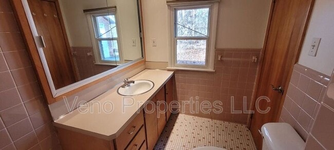 Building Photo - 16 Maple Ave