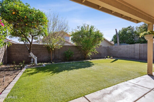 Building Photo - 7931 W Shaw Butte Dr