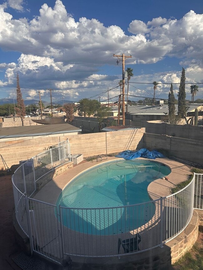 Building Photo - LARGE HOUSE WITH POOL - Located near Month...