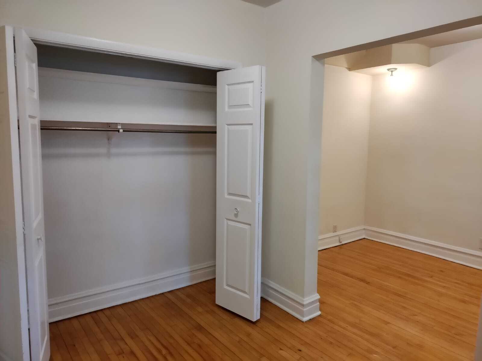 Bedroom 2 - view 2 - 531 S Lombard Ave