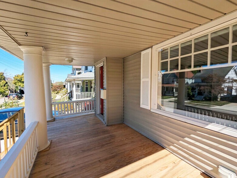 Delightful Front Porch - 1497 Lauderdale Ave