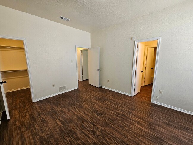 Building Photo - 3125 Tudor Ln