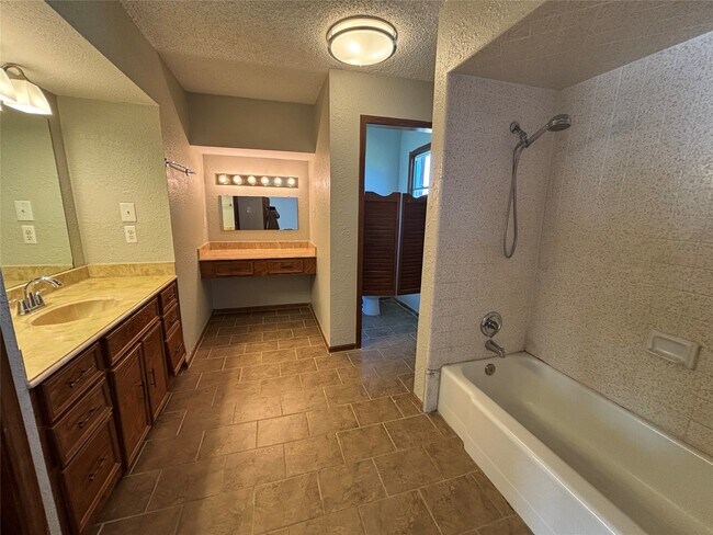 Building Photo - 3010 Jefferson Dr