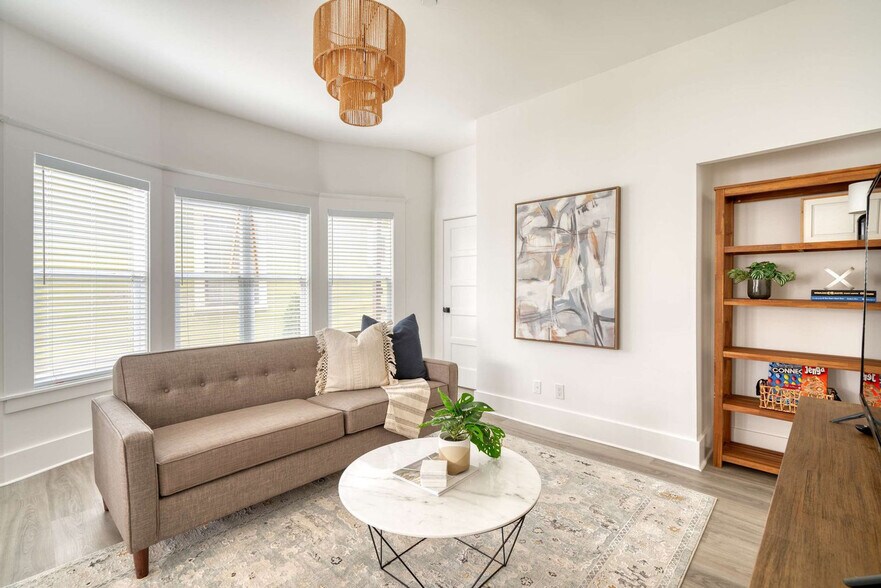 Building Photo - 315-317 Northeast Beech Street-SI ID1309843P